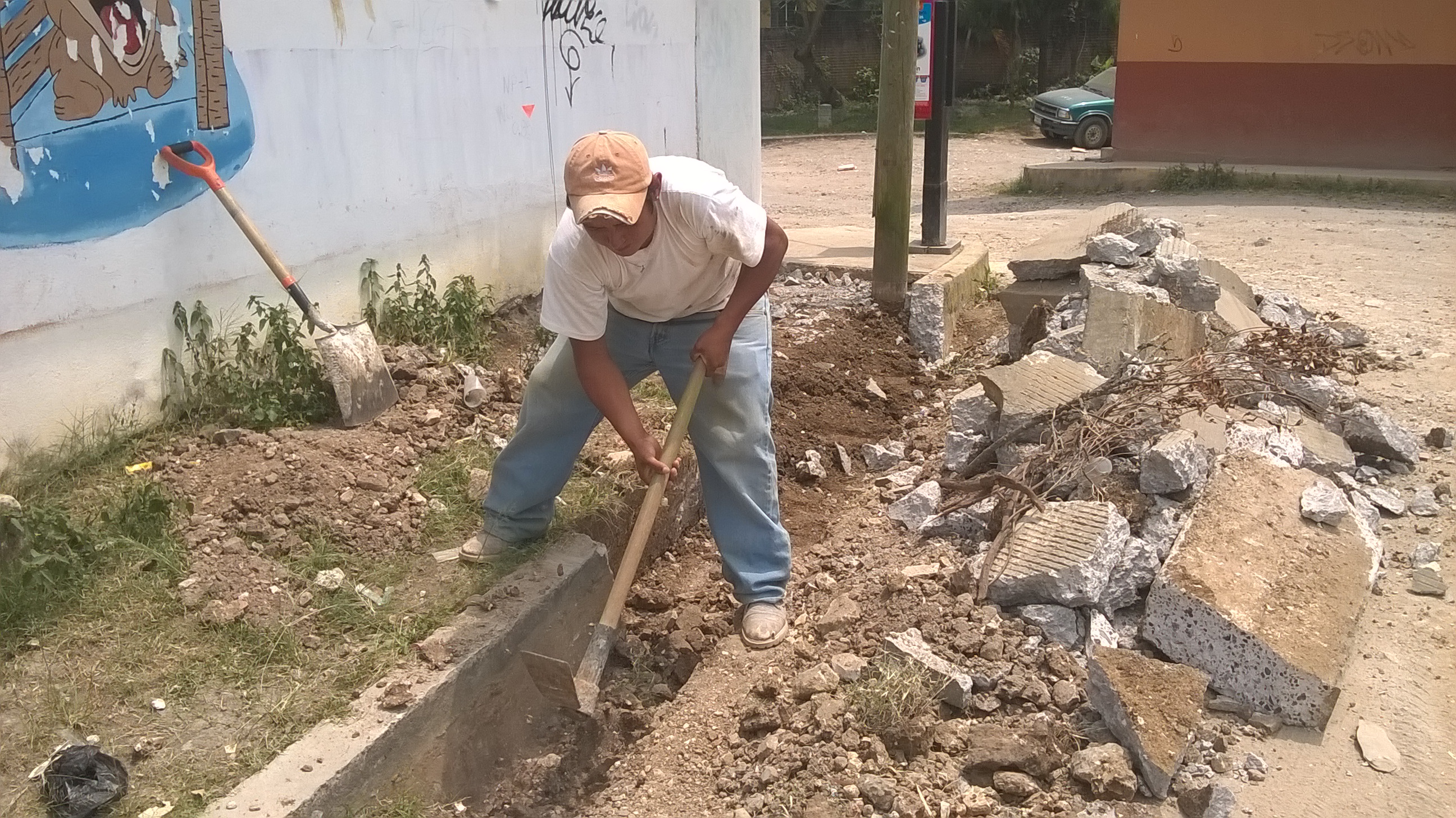 DEMOLICIÓN A MANO DE CONCRETO SIMPLE DE 0.08 MTS. DE ESPESOR PROMEDIO, DE BANQUETA EN MAL ESTADO CON HERRAMIENTA MENOR, INCLUYE CORTES Y ACARREOS INTERNOS.